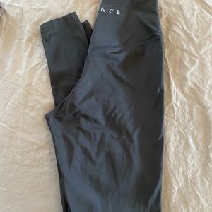 BALANCE ATHLETICA - Tenacity Leggings Silver logo